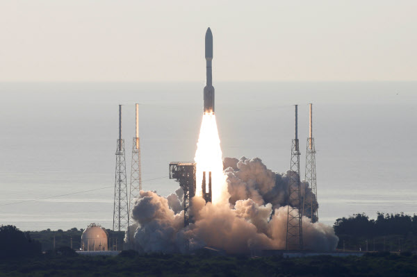 미국 항공우주국(NASA)의 화성 탐사 로버 '퍼시비어런스'(Perseverance)'를 탑재한 유나이티드 론치 얼라이언스(ULA)의 아틀라스V 로켓이 30일(현지시간) 플로리다주 케이프커내버럴 공군기지 발사장의 발사대에서 이륙하고 있다. /로이터연합뉴스