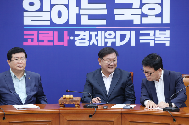 더불어민주당 김태년 원내대표(가운데)와 박광온 최고위원이 31일 오전 서울 여의도 국회에서 열린 최고위원회의에서 대화하고 있다./연합뉴스