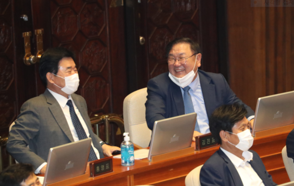 30일 오후 국회 본회의에서 전월세상한제와 계약갱신청구권을 도입하는 내용의 주택임대차보호법이 통과되자 더불어민주당 김태년 원내대표, 김진표 의원 등이 기뻐하고 있다./연합뉴스
