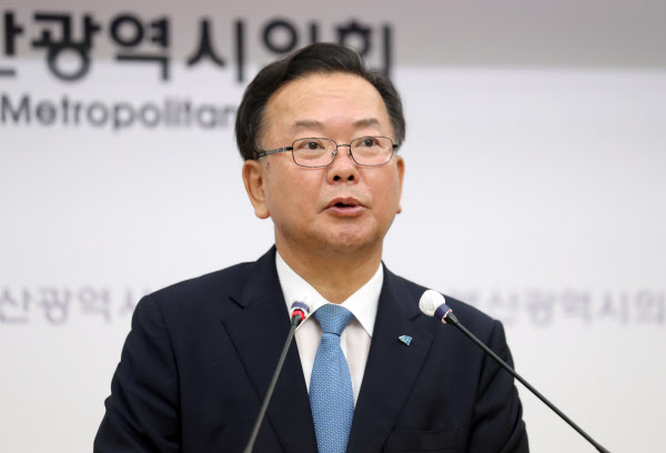 더불어민주당 당 대표 선거에 출마한 김부겸 후보가 31일 부산시의회 브리핑룸에서 기자회견을 하고 있다. /연합뉴스