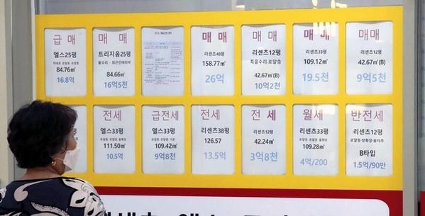 지난 15일 서울 송파구 한 부동산 중개업소 앞에서 한 시민이 호가 정보를 살펴보고 있다. /김연정 객원기자