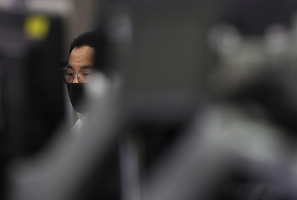 지난 16일 오전 서울 중구 하나은행 본점 딜링룸에서 직원이 업무를 보고 있다. /연합뉴스