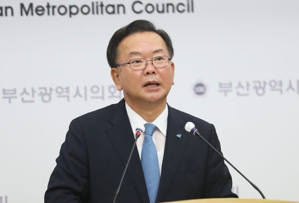 더불어민주당 당 대표 선거에 출마한 김부겸 후보가 31일 부산시의회 브리핑룸에서 기자회견을 하고 있다./연합뉴스