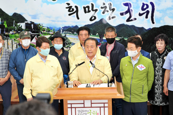 지난 30일 경북 군위군청에서 김영만 군위군수(가운데)가 대구경북 통합신공항 관련해 군위군에 주어지는 인센티브 내용이 담긴 공동합의문을 낭독하고 있다./경북도