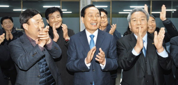 지난 1월 22일 경북 의성군에서 김주수 의성군수(가운데)와 의성군민들이 대구경북 통합신공항 공동후보지 주민투표에서 1위 결과를 확인한 뒤 기뻐하고 있다./뉴시스