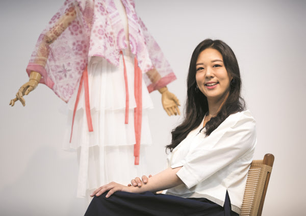 단하 대표 뒤로 보이는 의상은 블랙핑크 제니가 입은 상의와 서양의 캉캉 스커트 느낌이 나는 한복 속옷을 치마로 만들어 코디한 의상 /김지호 기자