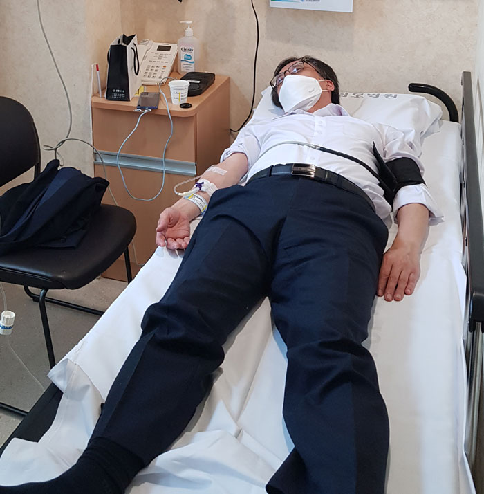 지난 29일 서울 서초구 서울성모병원 응급실 음압병실 침대에 누워 있는 정진웅 서울중앙지검 형사 1부 부장검사.