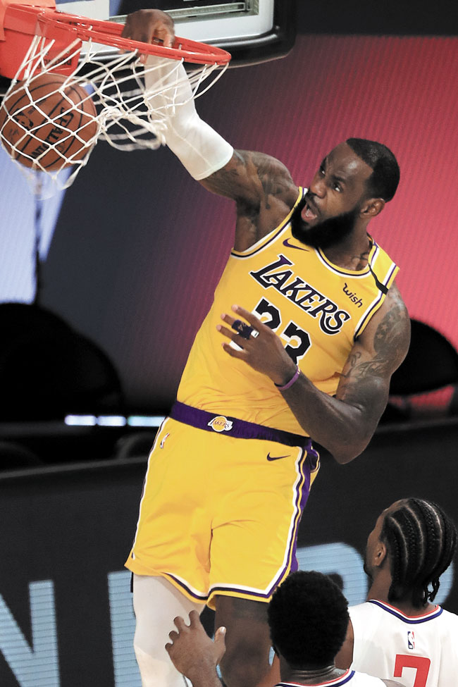 LA 레이커스의 르브론 제임스가 31일 플로리다주에서 재개된 2019-2020시즌 NBA(미 프로농구) 경기에서 LA 클리퍼스를 상대로 덩크슛을 터뜨리는 모습.
