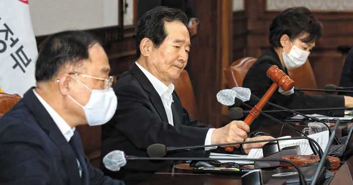 정세균(가운데) 국무총리가 31일 정부서울청사에서 열린 임시 국무회의에서 전날 국회를 통과한 주택임대차보호법 개정안 공포안을 의결하며 의사봉을 두드리고 있다