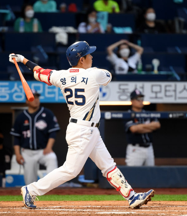 31일 두산전에서 2점 홈런을 날리는 양의지. / 허상욱 스포츠조선 기자