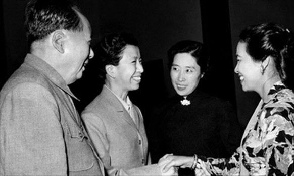 <1962년 인도네시아 영부인 하르티니 수카르노를 접견하는 장면. 왼쪽부터 마오쩌둥, 장칭, 그리고 국가주석 류샤오치의 부인 왕광메이. 왕광메이에 대한 장칭의 질시는 문혁 멜로드라마의 심리적 배경이 된다./ 공공부문>