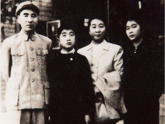 <린뱌오의 가족사진. 왼쪽부터, 린뱌오, 린리궈, 예췬, 린리헝. 1971년 내란혐의에 연루된 린뱌오는 가족과 함께 모스크바로 망명하다 사망한다. 이 중 린리헝만 현재 생존해 있다.>