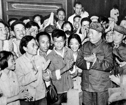 <1966년 8월 16일 톈안먼 광장에서 녜위안쯔 및 좌파인텔리들을 맞이하는 마오쩌둥의 모습. 왼쪽 앞 단발의 안경 낀 여성이 녜위안쯔/ 공공부문>
