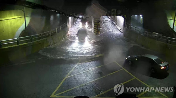 지난 23일 밤 부산 동구 초량 제1지하차도 충장로 측 진입도로. 도심 중앙로에서 부산항 부두와 인접한 충장로 쪽으로 나오는 왼쪽 터널에 빗물이 흥건히 고여 있다. /연합뉴스