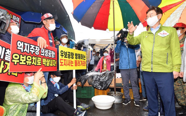 군위군민들을 설득하기 위해 군위군에 내려간 이철우 경북도지사(오른쪽)를 향해 시위를 하고 있는 군위군민들. /군위군