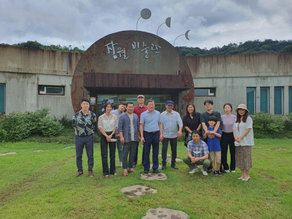 현동 김광옥 화백(왼쪽에서 여섯번째)이 제자들과 함께 했다. /잠월미술관 제공