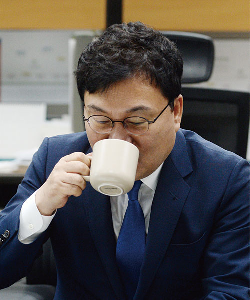 지난 7월 28일 전북 전주시 전북도의회 기자실에서 전북도당위원장 출마 관련 기자간담회를 연 이상직 더불어민주당 의원이 물을 마시고 있다. photo 뉴시스