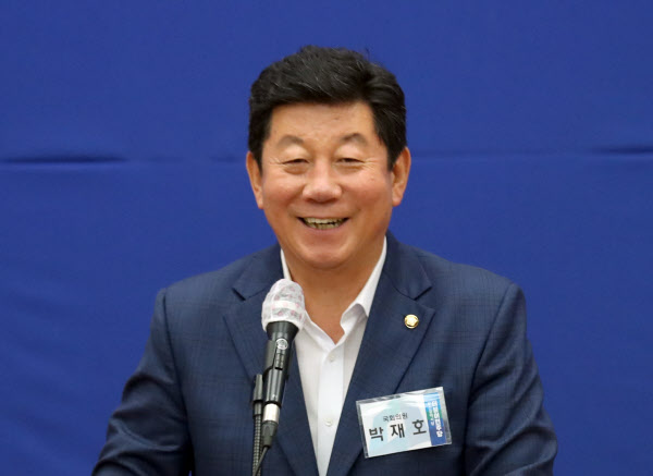 1일 부산 해운대구 벡스코에서 열린 더불어민주당 부산시당 정기대의원대회에서 신임 시당위원장으로 선출된 박재호 의원이 인사말을 하고 있다. /연합뉴스