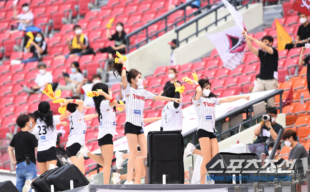 8월 1일 서울 잠실야구장에서 KBO리그 LG와 한화의 경기가 열렸다. LG 치어리더들이 열띤 응원을 펼치고 있다. 잠실=송정헌 기자 songs@sportschosun.com/2020.08.01/