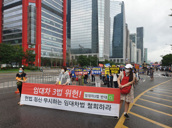 1일 오후 서울 영등포구 여의도에서 열린 '전국민 조세 저항' 집회 참가자들이 더불어민주당 당사로 행진하고 있다. /이기우 기자