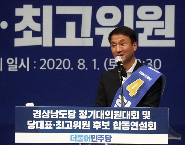한병도 더불어민주당 최고위원 후보가 1일 오전 경남 창원시 의창구 창원컨벤션센터에서 열린 더불어민주당 당 대표·최고위원 후보 합동연설회에서 정견발표를 하고 있다. /연합뉴스