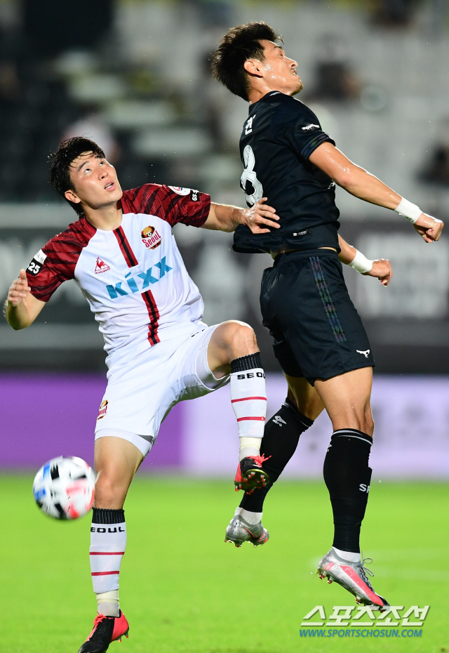 2020 프로축구 K리그1 FC서울과 성남FC의 경기가 1일 성남탄천종운동장에서 열렸다. FC서울 윤종규와 성남FC 양동현이 볼경합을 벌이고 있다.
성남=최문영 기자 deer@sportschosun.com /2020.08.01/