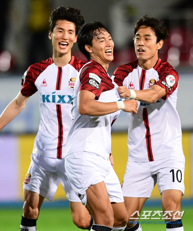 2020 프로축구 K리그1 FC서울과 성남FC의 경기가 1일 성남탄천종운동장에서 열렸다. FC서울 윤주태가 팀의 두번째 골을 성공시키고 환호하고 있다.
성남=최문영 기자 deer@sportschosun.com /2020.08.01/