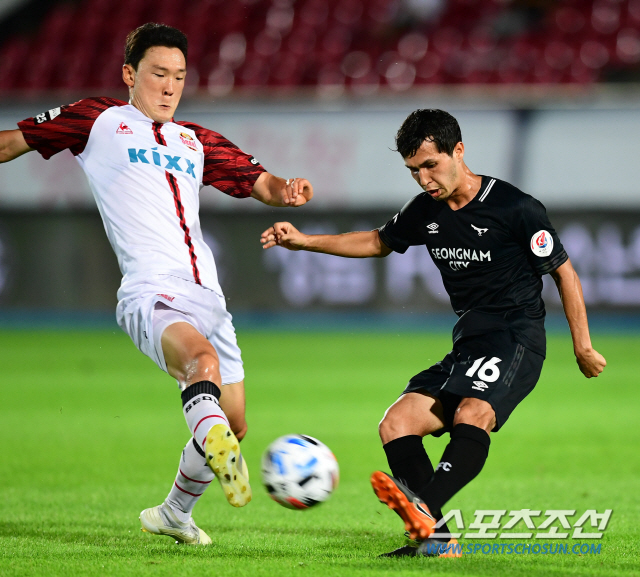 2020 프로축구 K리그1 FC서울과 성남FC의 경기가 1일 성남탄천종운동장에서 열렸다. FC서울 김원식과 성남FC 이스칸데로프가 볼경합을 벌이고 있다.
성남=최문영 기자 deer@sportschosun.com /2020.08.01/