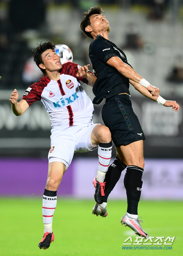 2020 프로축구 K리그1 FC서울과 성남FC의 경기가 1일 성남탄천종운동장에서 열렸다. FC서울 윤종규와 성남FC 양동현이 볼경합을 벌이고 있다.
성남=최문영 기자 deer@sportschosun.com /2020.08.01/