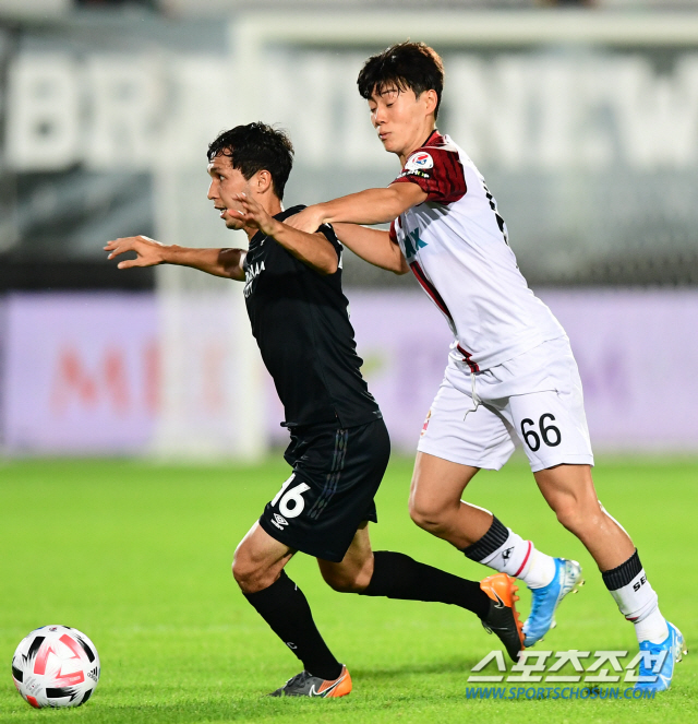 2020 프로축구 K리그1 FC서울과 성남FC의 경기가 1일 성남탄천종운동장에서 열렸다. FC서울 한승규와 성남FC 이스칸데로프가 볼경합을 벌이고 있다.
성남=최문영 기자 deer@sportschosun.com /2020.08.01/