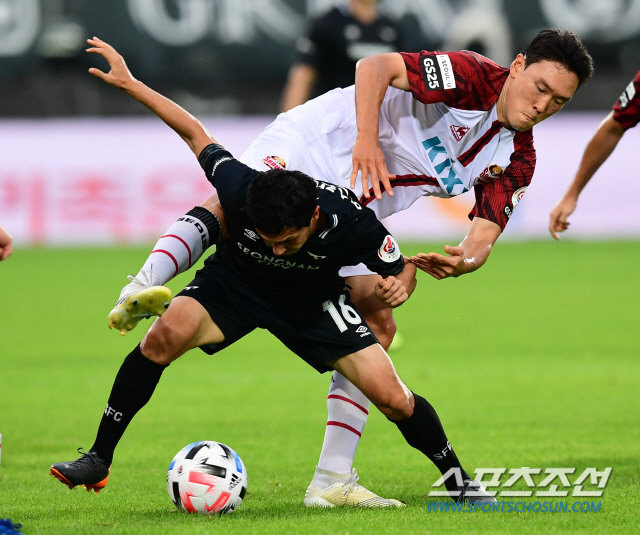 2020 프로축구 K리그1 FC서울과 성남FC의 경기가 1일 성남탄천종운동장에서 열렸다. FC서울 김원식과 성남FC 이스칸데로프가 볼경합을 벌이고 있다.
성남=최문영 기자 deer@sportschosun.com /2020.08.01/