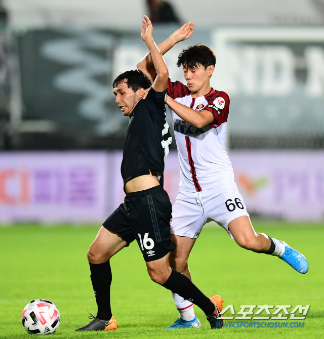 2020 프로축구 K리그1 FC서울과 성남FC의 경기가 1일 성남탄천종운동장에서 열렸다. FC서울 한승규와 성남FC 이스칸데로프가 볼경합을 벌이고 있다.
성남=최문영 기자 deer@sportschosun.com /2020.08.01/