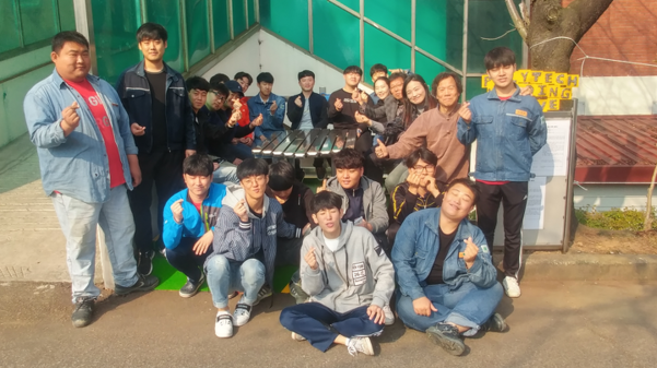 2017년 프로젝트 작품 발표회가 끝나고 동기들과 함께 한 모습 /본인 제공
