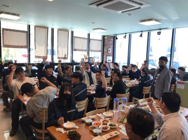 현재 가르치는 산업설비과 학생들과 회식자리 /본인 제공