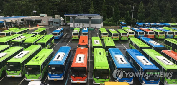 지난달 30일 임금협상 결렬로 파업에 돌입한 경남 창원 시내버스 6개사가 파업에 돌입한 가운데 창원 마산합포구 덕동동 공영버스 차고지에 멈춰서있는 시내버스들. /연합뉴스