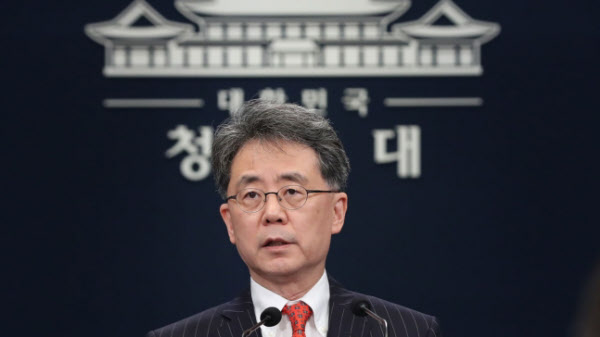 김현종 청와대 국가안보실 2차장이 지난달 28일 한국의 우주발사체에 대한 고체연료 사용제한에 대해 발표하고 있다/연합뉴스