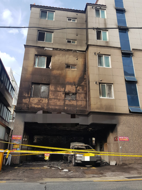 지난 1일 오후 11시55분쯤 부산 부산진구 한 빌라 주차장에 주차된 모닝 차량 보닛에서 불이 나 40분 만에 꺼졌다. /부산경찰청