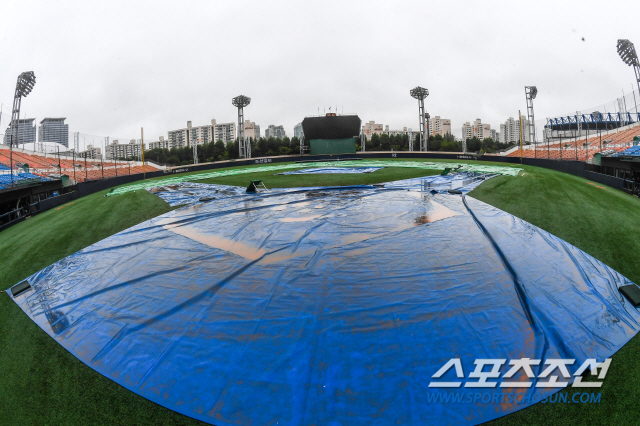 2일 목동야구장에서 열릴 예정이던 제75회 청룡기 전국고교야구선수권대회 장충고와 효천고 경기가 우천으로 지연되고 있다. 목동=박재만 기자 pjm@sportschosun.com/2020.08.02/