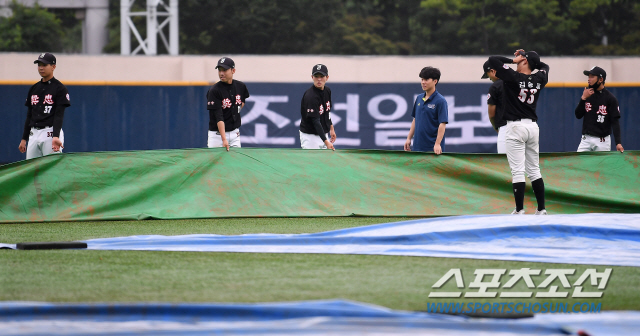 2일 목동야구장에서 열릴 예정이던 제75회 청룡기 전국고교야구선수권대회 장충고와 효천고 경기가 우천으로 지연되고 있다. 선수들이 그라운드에 방수포를 깔고 있다. 목동=박재만 기자 pjm@sportschosun.com/2020.08.02/