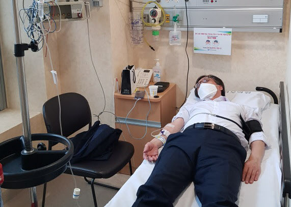 지난 29일 서울 서초구 서울성모병원 응급실 음압병실 침대에 누워 있는 정진웅 서울중앙지검 형사 1부 부장검사. /서울중앙지검
