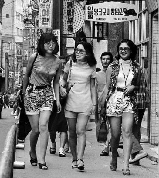 1970년대 미니스커트와 함께 유행한 핫팬츠 차림의 여성들이 활보하는 서울 명동 거리. /조선DB