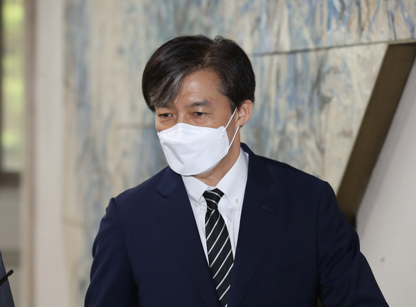 가족 비리와 감찰 무마 의혹 사건 등으로 기소된 조국 전 법무부 장관이 5일 오전 서울 서초구 서울중앙지법에서 열린 속행 공판에 출석하기 위해 법정으로 향하고 있다./연합뉴스