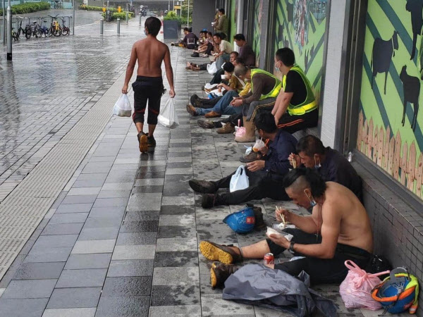 홍콩에서 지난달 29일 시 당국이 식당 내 식사 금지 조치를 내리자 노동자들이 길 위에서 식사를 하고 있다. /트위터 캡처