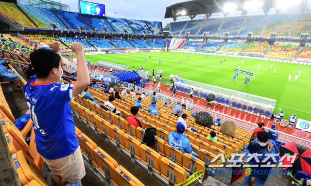 2020 프로축구 K리그1 수원삼성과 대구FC의 경기가 2일 수원월드컵경기장에서 열릴 예정이다. 1일 부터 프로축구 관중입장이 허용된 가운데 수원 홈경기장을 찾은 팬들이 환호하고 있다. 수원=최문영 기자 deer@sportschosun.com /2020.08.02/