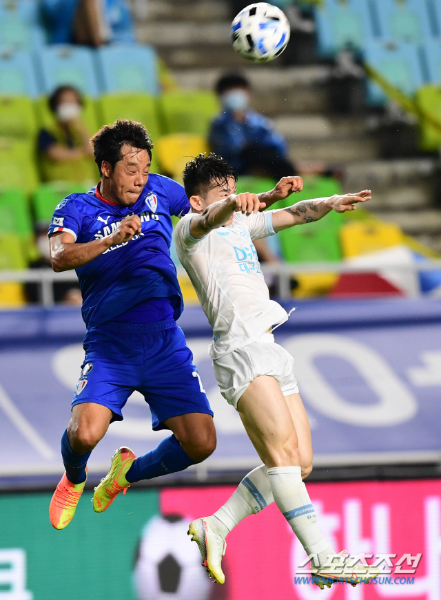 2020 프로축구 K리그1 수원삼성과 대구FC의 경기가 2일 수원월드컵경기장에서 열렸다. 수원삼성 염기훈과 대구FC 신창무가 볼을 다투고 있다.
수원=최문영 기자 deer@sportschosun.com /2020.08.02/