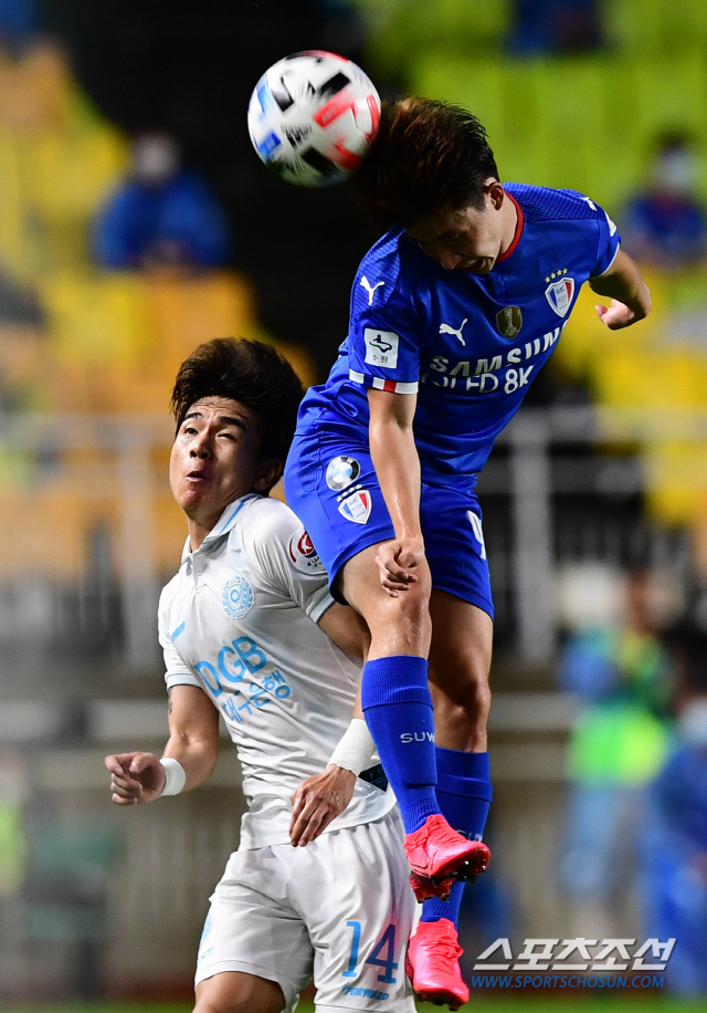 2020 프로축구 K리그1 수원삼성과 대구FC의 경기가 2일 수원월드컵경기장에서 열렸다. 수원삼성 박상혁과 대구FC 김대원이 볼을 다투고 있다.
수원=최문영 기자 deer@sportschosun.com /2020.08.02/