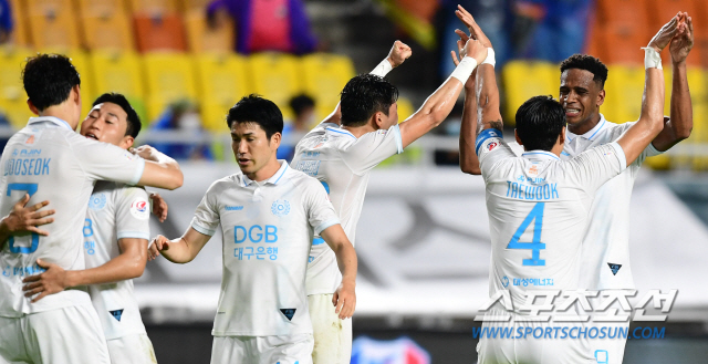 2020 프로축구 K리그1 수원삼성과 대구FC의 경기가 2일 수원월드컵경기장에서 열렸다. 대구FC 에드가가 팀의 1대0 승리를 확정지은후 동료들과 환호하고 있다.
수원=최문영 기자 deer@sportschosun.com /2020.08.02/