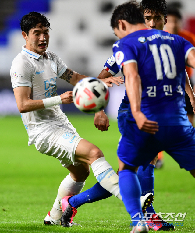 2020 프로축구 K리그1 수원삼성과 대구FC의 경기가 2일 수원월드컵경기장에서 열렸다. 수원삼성 김민우와 대구FC 정승원이 볼을 다투고 있다.
수원=최문영 기자 deer@sportschosun.com /2020.08.02/