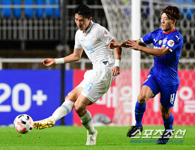 2020 프로축구 K리그1 수원삼성과 대구FC의 경기가 2일 수원월드컵경기장에서 열렸다. 수원삼성 한석희와 대구FC 조진우가 볼을 다투고 있다.
수원=최문영 기자 deer@sportschosun.com /2020.08.02/