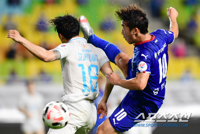 2020 프로축구 K리그1 수원삼성과 대구FC의 경기가 2일 수원월드컵경기장에서 열렸다. 수원삼성 김민우와 대구FC 정승원이 볼을 다투고 있다.
수원=최문영 기자 deer@sportschosun.com /2020.08.02/
